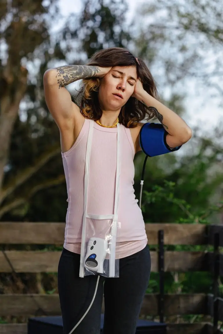 high blood pressure during pregnancy, a woman measures the data with a holter, a bad headache