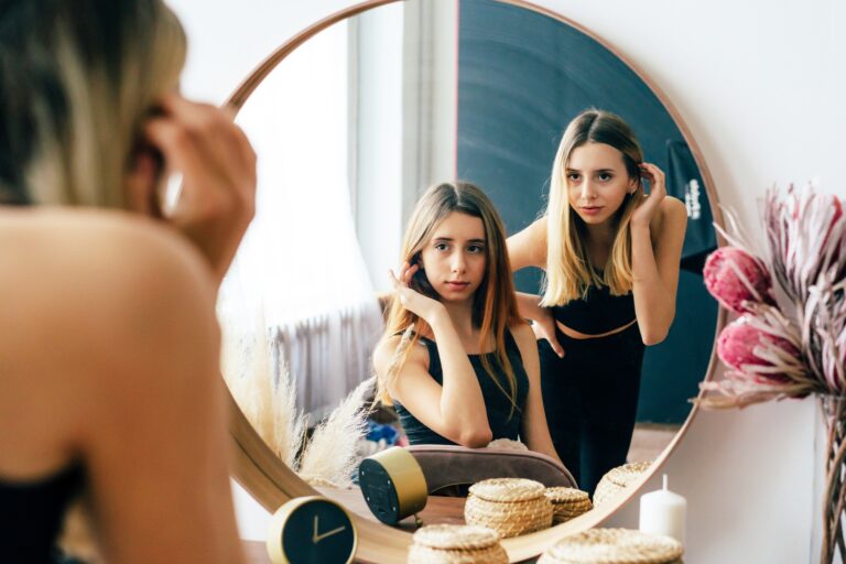 Spotting the Signs: Narcissistic Personality Disorder and Cataracts [Guide for 2025]
